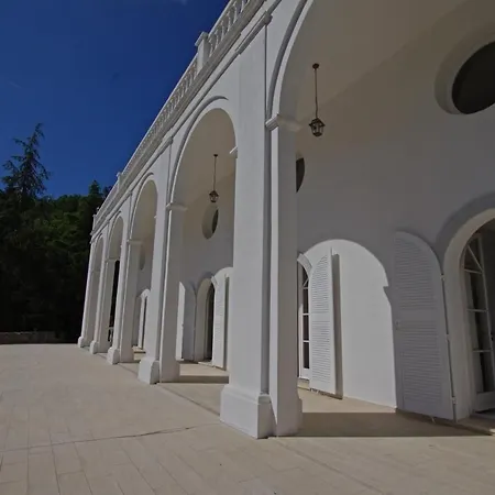 게스트하우스 Chambre Luxueuse Au Calme Avec Vue Panoramique Sur La Baie De Cannes Et L Esterel Immense Piscine