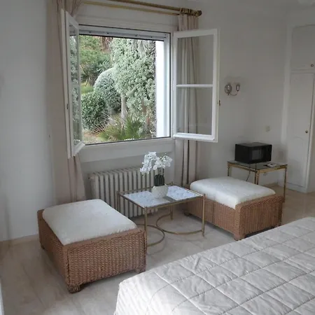 게스트하우스 Chambre Luxueuse Au Calme Avec Vue Panoramique Sur La Baie De Cannes Et L Esterel Immense Piscine Fréjus